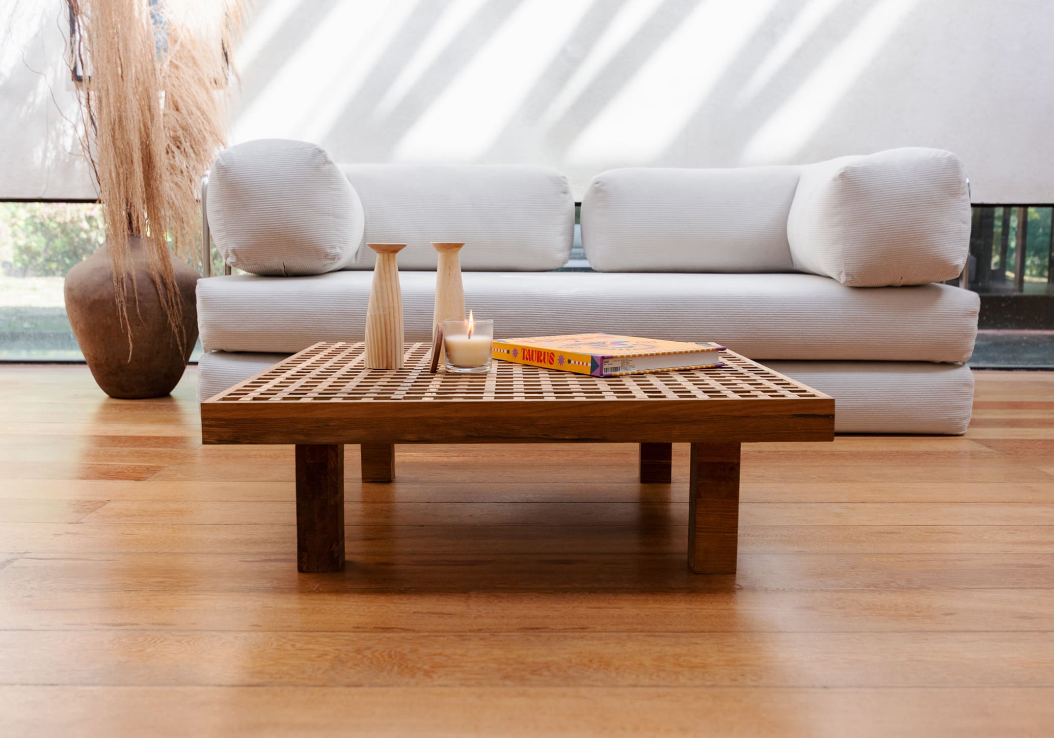 Como decorar poltronas e sofás em harmonia no mesmo ambiente?