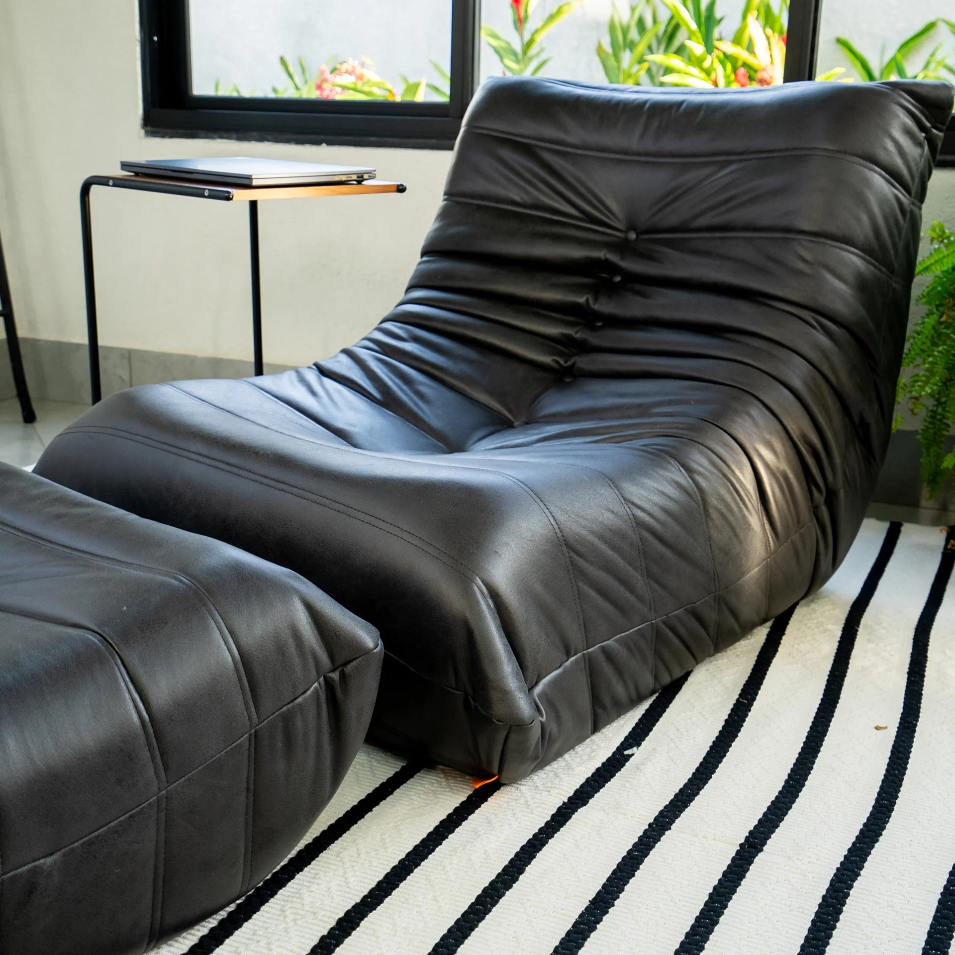 Apoio para Poltrona Design 1973 - Courino Preta