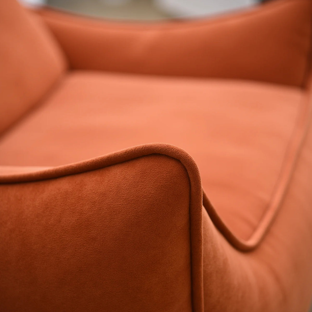 Kit Poltrona Arya + Apoio para pés Terracota · em ambiente decorado · vista 3