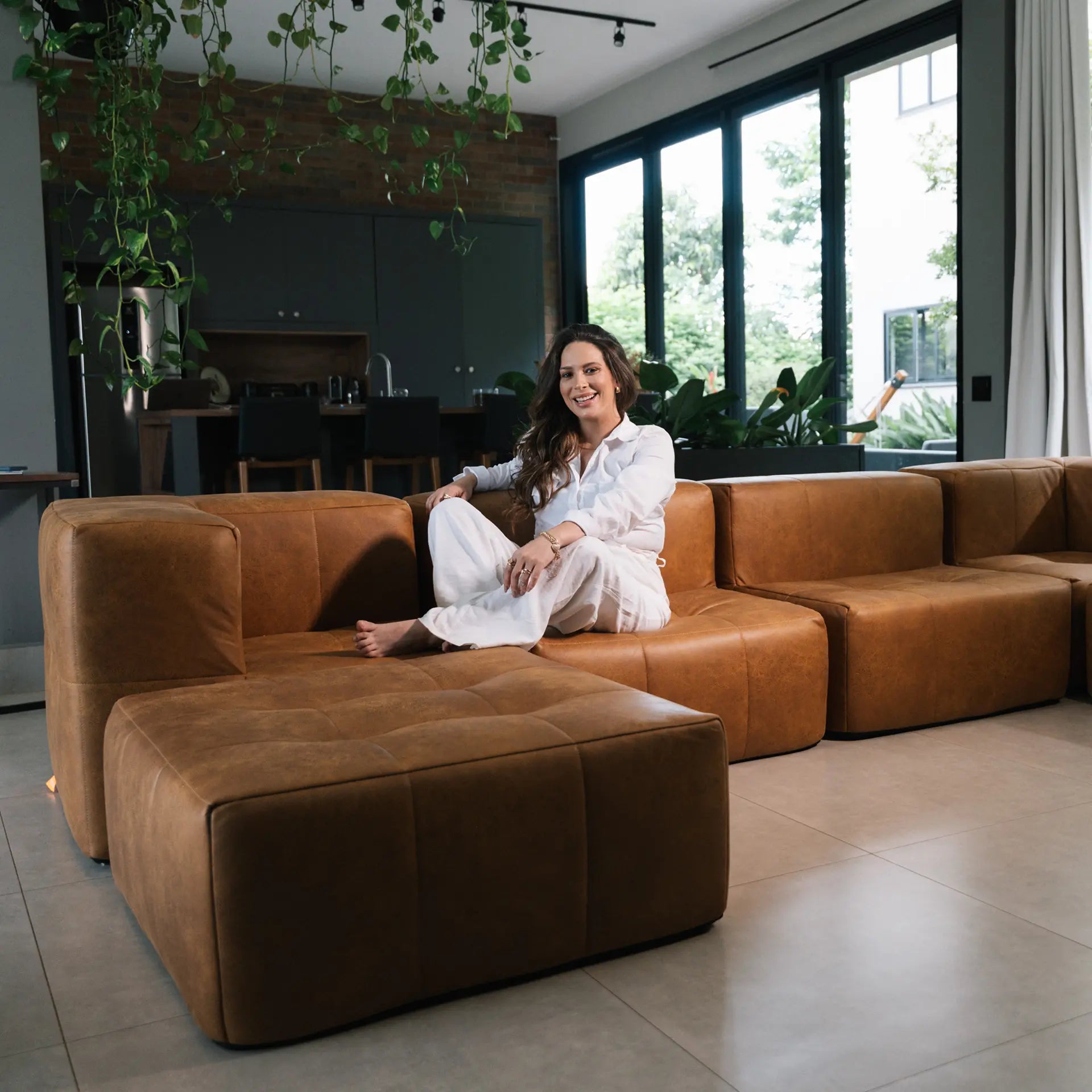 Sofá na Caixa modular 3 lugares Poli-Couro Marrom - 1 Braço com Chaise Grátis