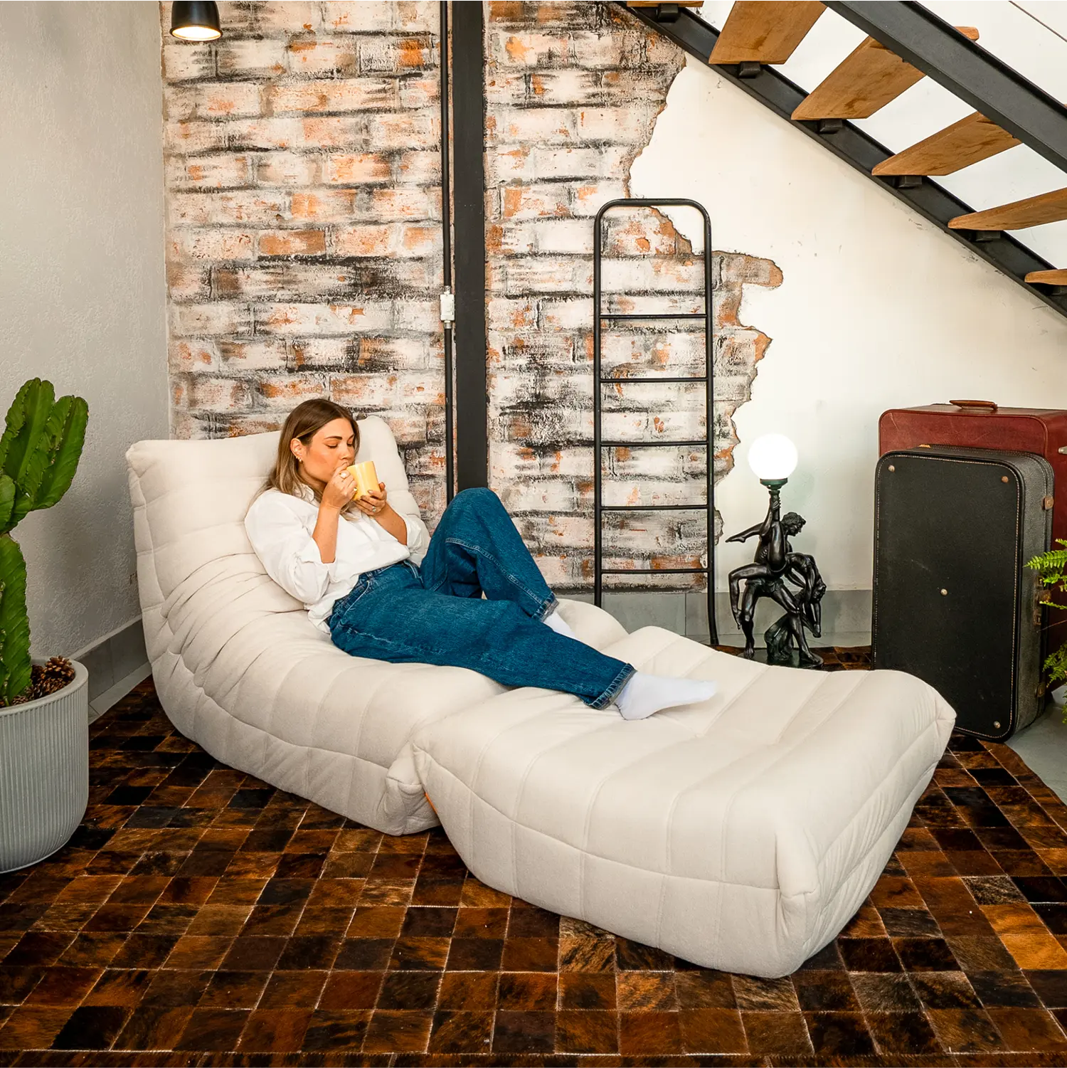 Kit Poltrona Design 1973 + Apoio para pés - Preto