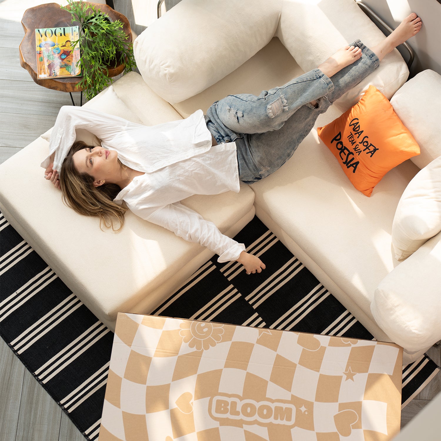 Sofá Cama Bloom - Sofá na Caixa + Apoio de Pé Bloom Tecido Boucle Laranja