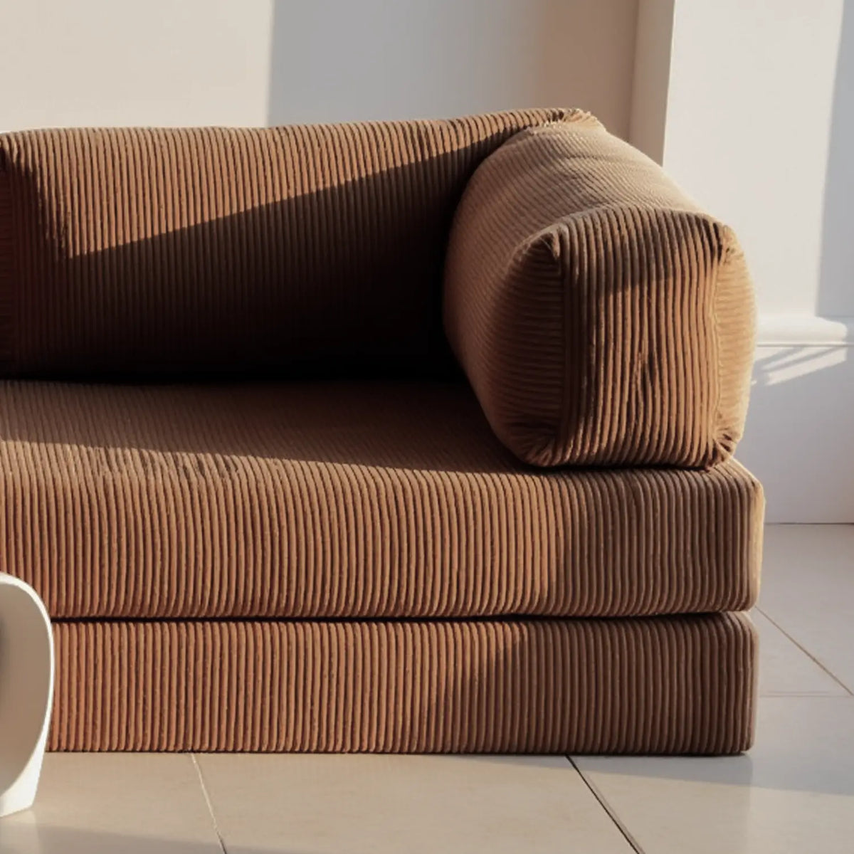 Sofá Cama Bloom - Sofá na Caixa + Apoio de Pé Bloom Tecido Boucle Marrom Grátis · detalhe na cor marrom · vista 6