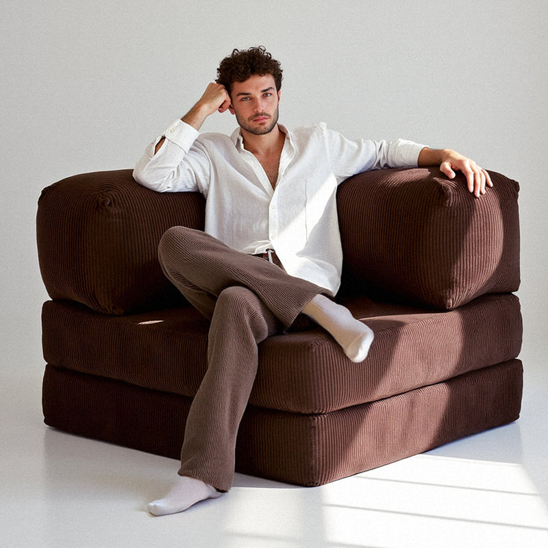 Sofá Cama Bloom - Sofá na Caixa + Poltrona Bloom Tecido Boucle Marrom · detalhe na cor marrom · vista 2