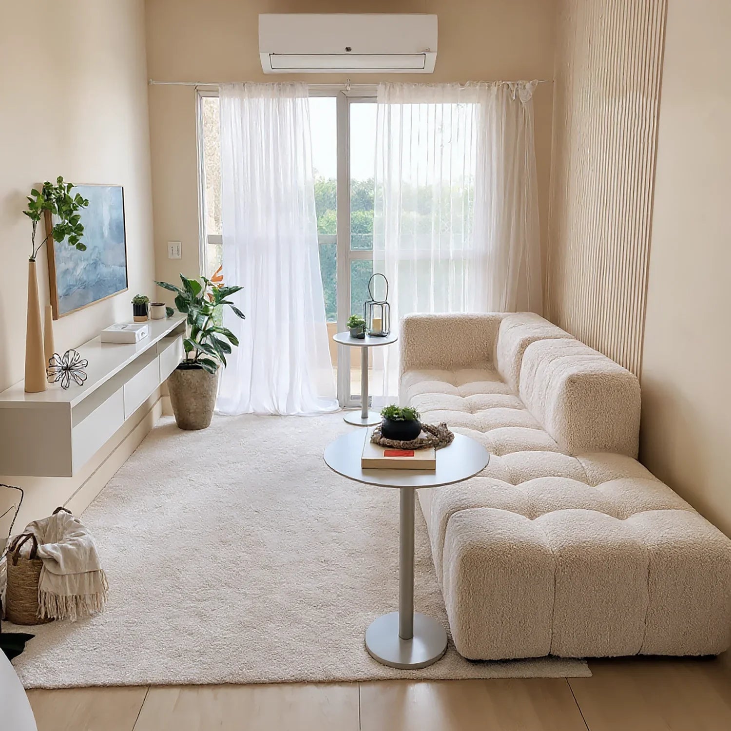 Sala de apartamento com sacada e sofá modular Sofá na Caixa