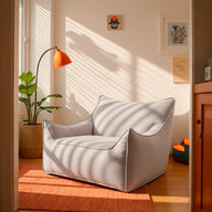 Kit Poltrona Arya + Apoio para pés Cinza · em ambiente decorado · vista 2