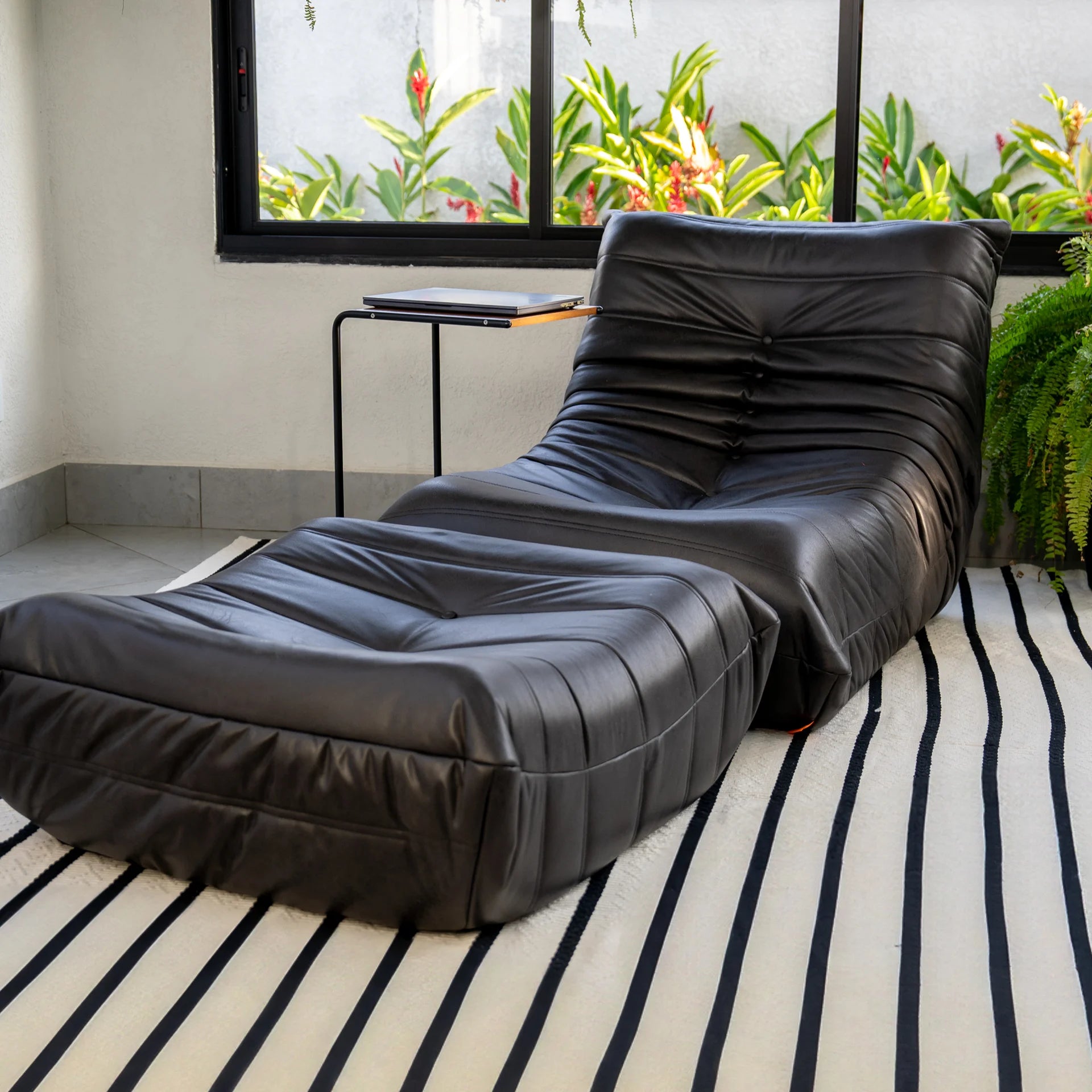 Apoio para Poltrona Design 1973 - Courino Preta