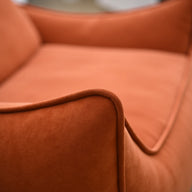 Kit Poltrona Arya + Apoio para pés Terracota · em ambiente decorado · vista 3