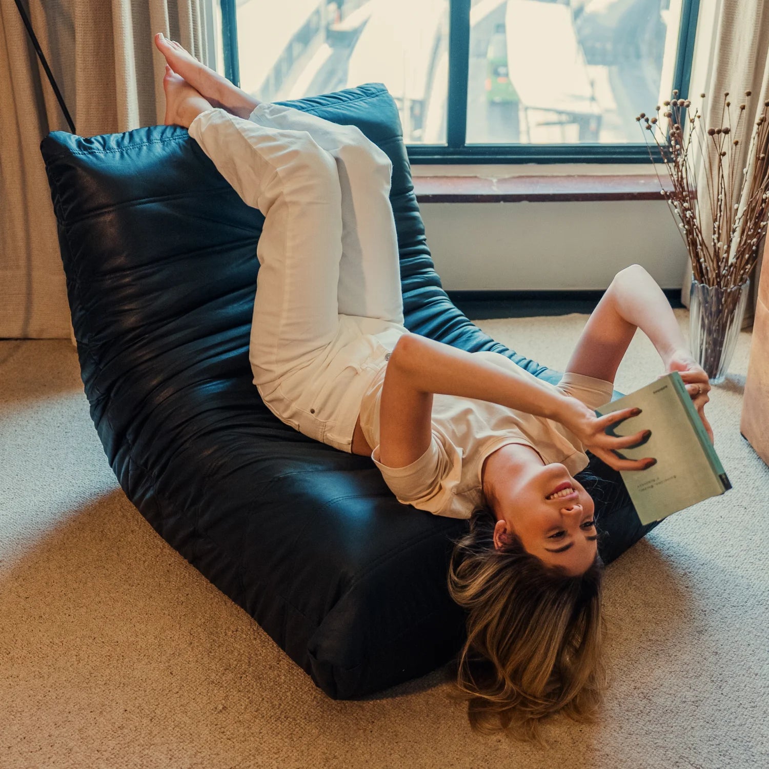 Poltrona Design 1973 Preta Courino 1 unidade Sofá na Caixa