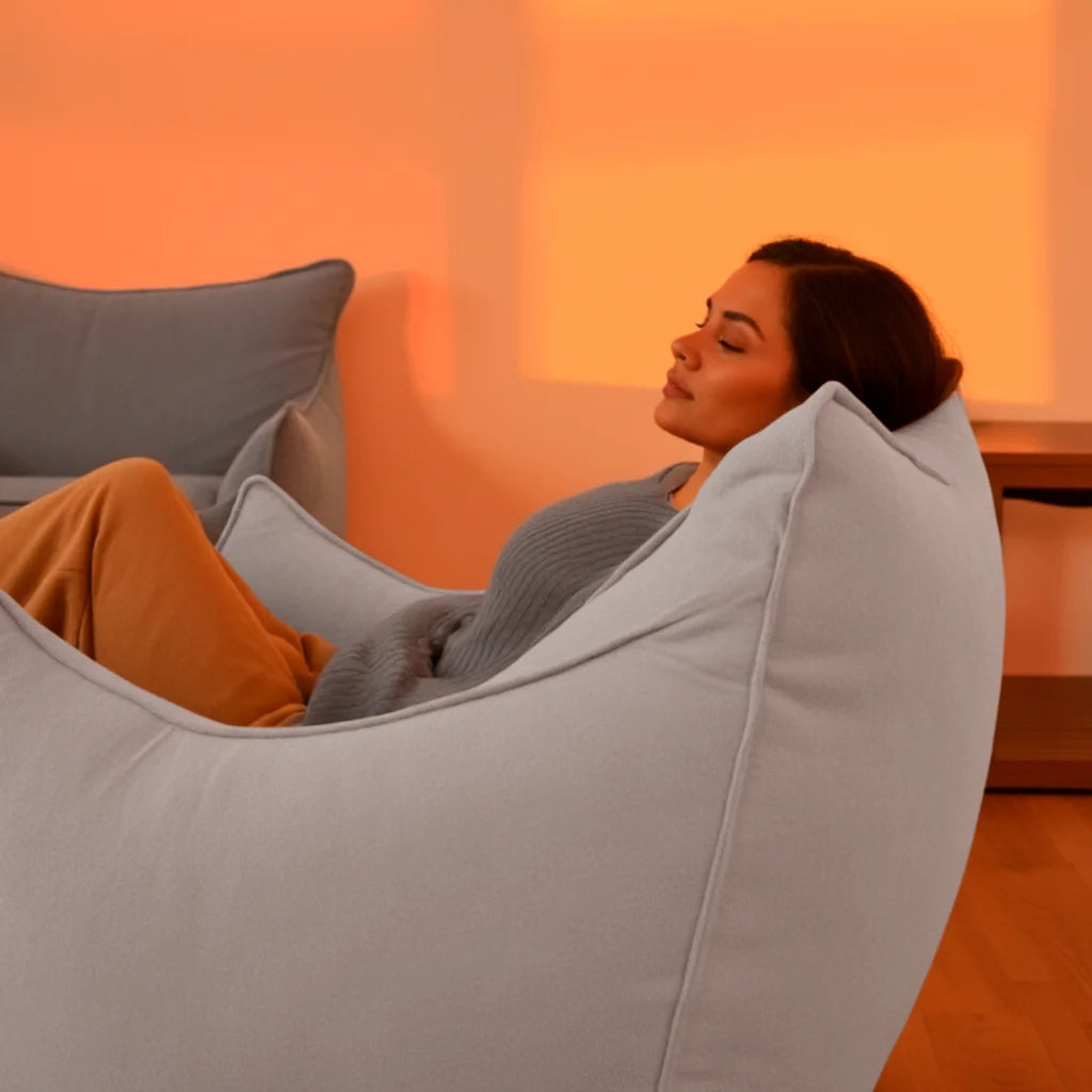 Kit Poltrona Arya + Apoio para pés Cinza · em ambiente decorado · vista 5