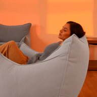Kit Poltrona Arya + Apoio para pés Cinza · em ambiente decorado · vista 5