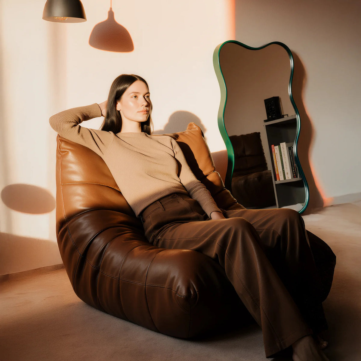 Kit Poltrona Design 1973 + Apoio para pés - Courino · em ambiente decorado · vista 7