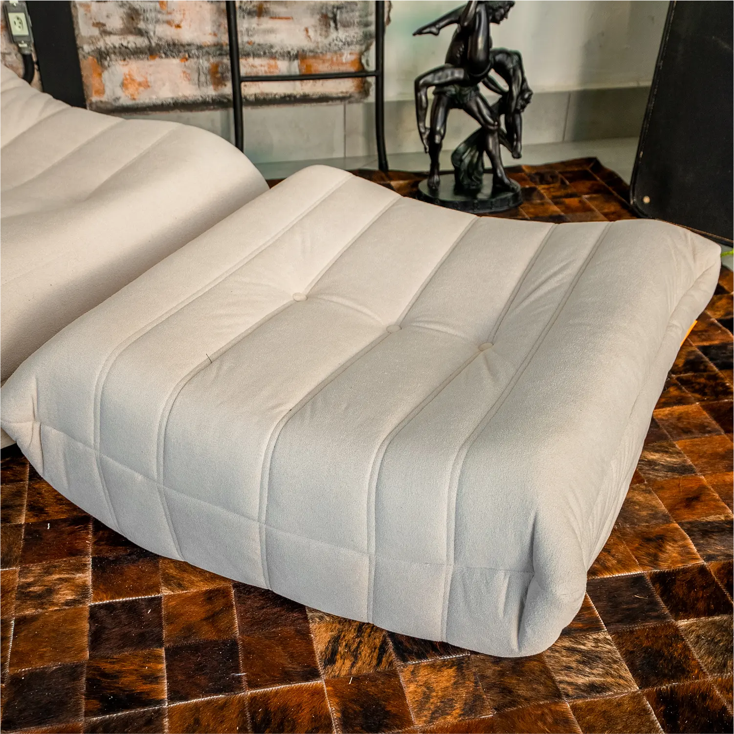 Kit Poltrona Design 1973 + Apoio para pés - Preta Courino