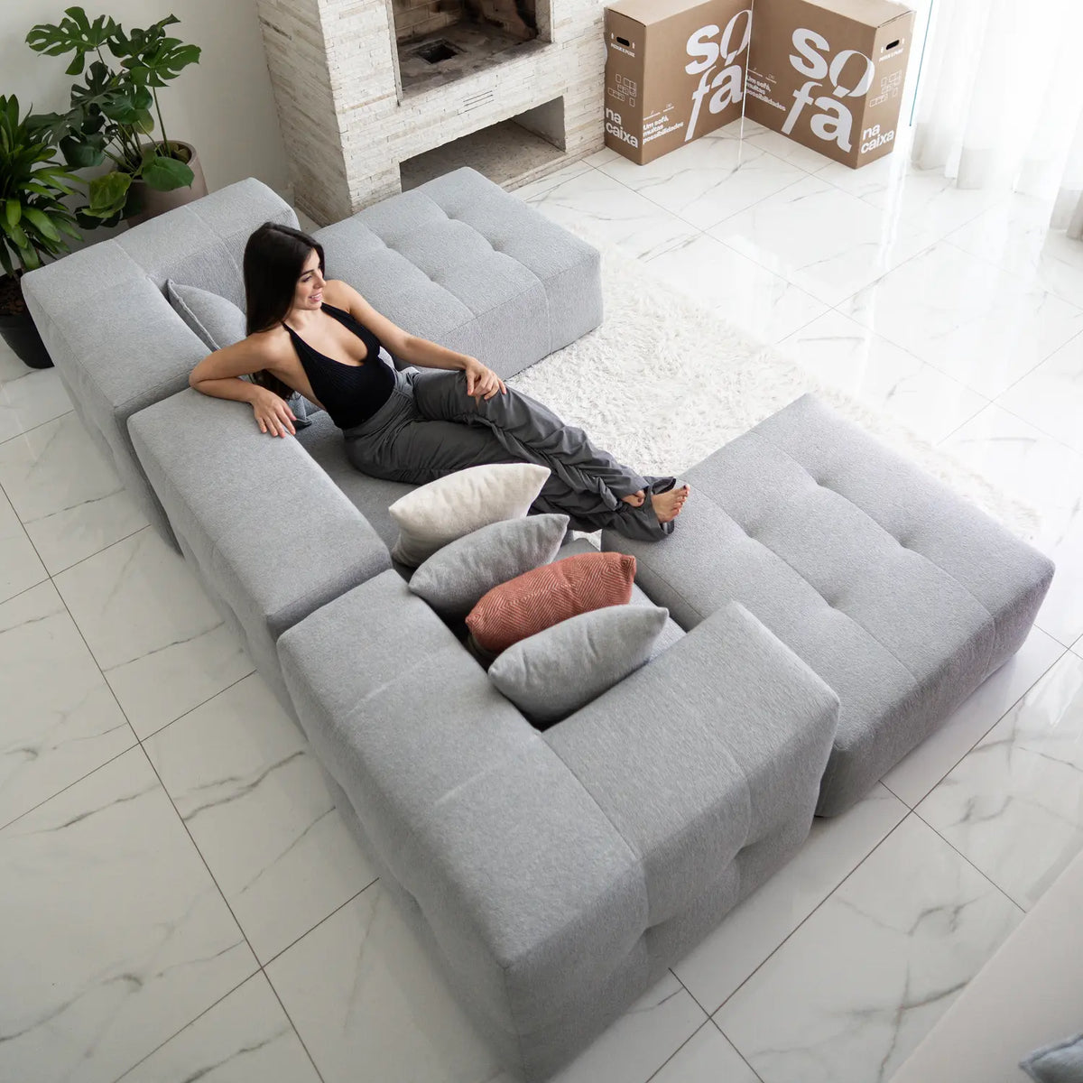 Sofá na Caixa modular 4 lugares em Boucle com 1 chaise - Cinza · detalhe na cor cinza · vista 5