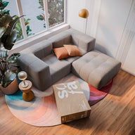 Sofá na Caixa modular 2 lugares em Boucle 2 Cantos com Apoio de pé Grátis - Brinde Almofada Reclame Aqui - Cinza · detalhe na cor cinza