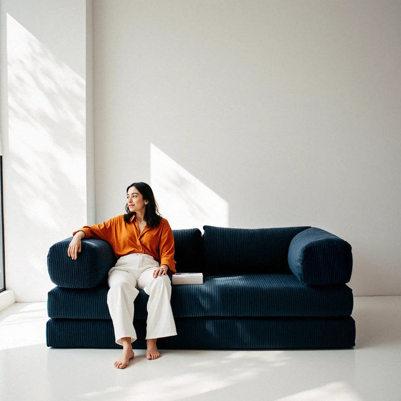 Sofá Cama Bloom - Sofá na Caixa + Poltrona Bloom Tecido Boucle Azul · detalhe na cor azul