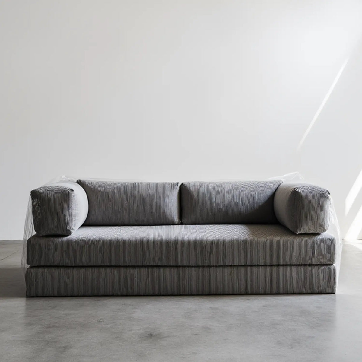 Sofá Cama Bloom - Sofá na Caixa + Apoio de Pé Bloom Tecido Boucle Cinza · detalhe na cor cinza · vista 9