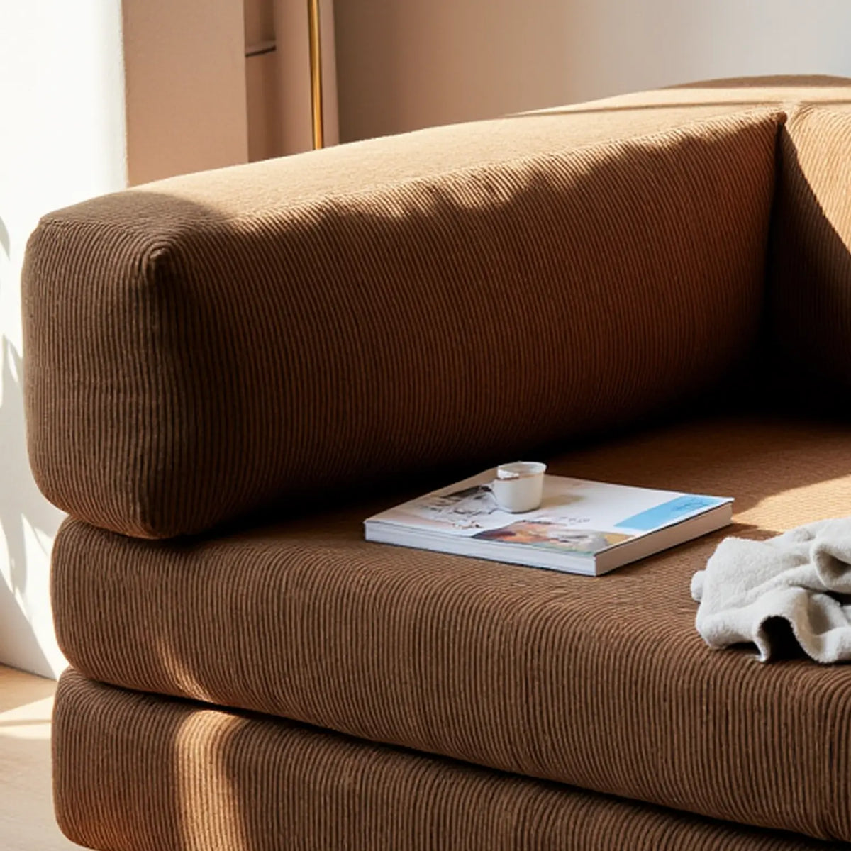 Sofá Cama Bloom - Sofá na Caixa + Apoio de Pé Bloom Tecido Boucle Marrom Grátis · detalhe na cor marrom · vista 10