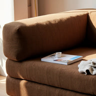 Sofá Cama Bloom - Sofá na Caixa + Apoio de Pé Bloom Tecido Boucle Marrom Grátis · detalhe na cor marrom · vista 10