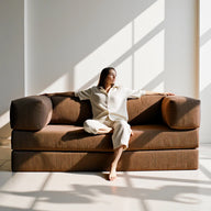 Sofá Cama Bloom - Sofá na Caixa + Poltrona Bloom Tecido Boucle Marrom · detalhe na cor marrom · vista 9