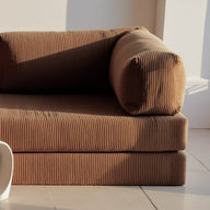 Sofá Cama Bloom - Sofá na Caixa + Apoio de Pé Bloom Tecido Boucle Marrom Grátis · detalhe na cor marrom · vista 6