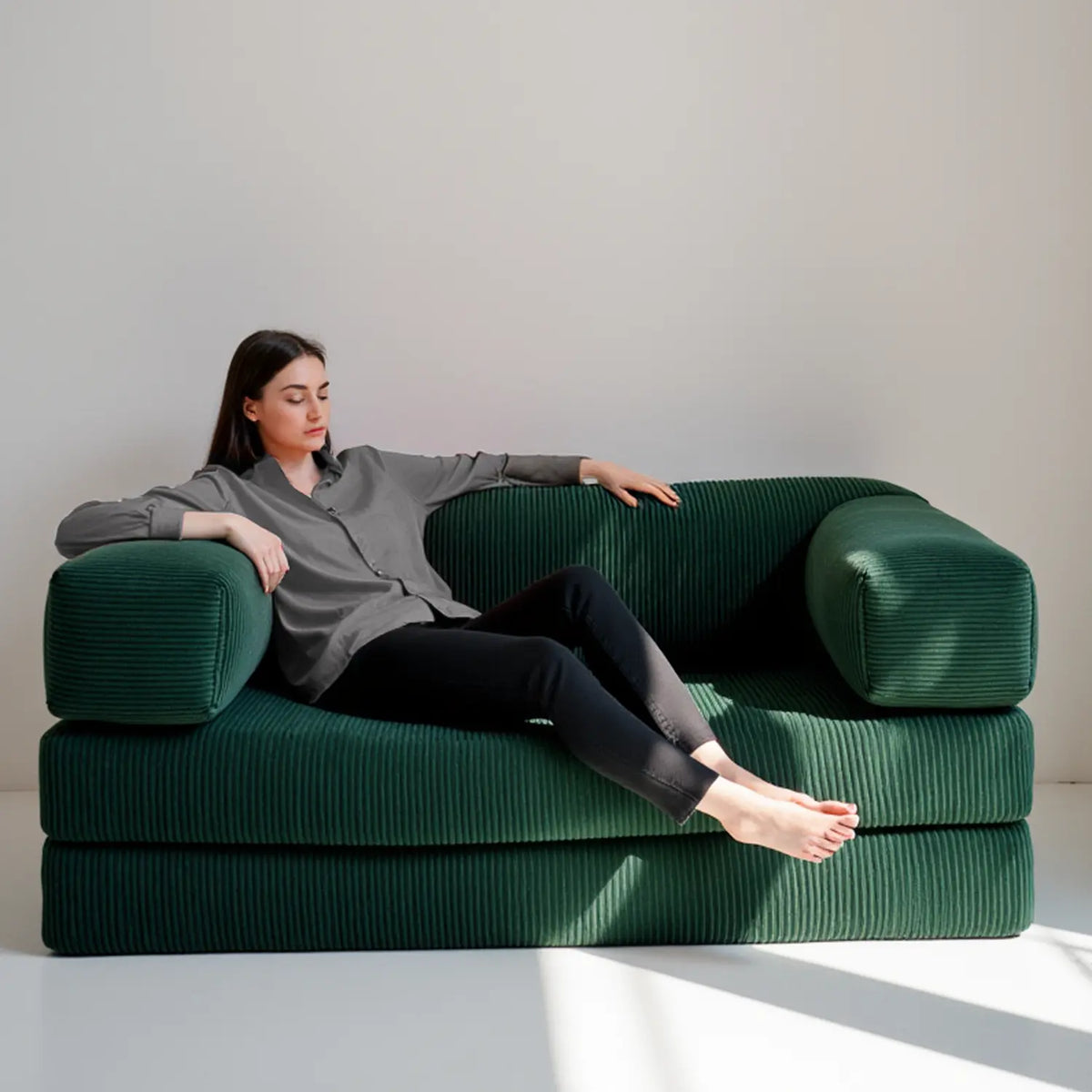 Sofá Cama Bloom - Sofá na Caixa + Apoio de Pé Bloom Tecido Boucle Verde Musgo · detalhe na cor verde · vista 10