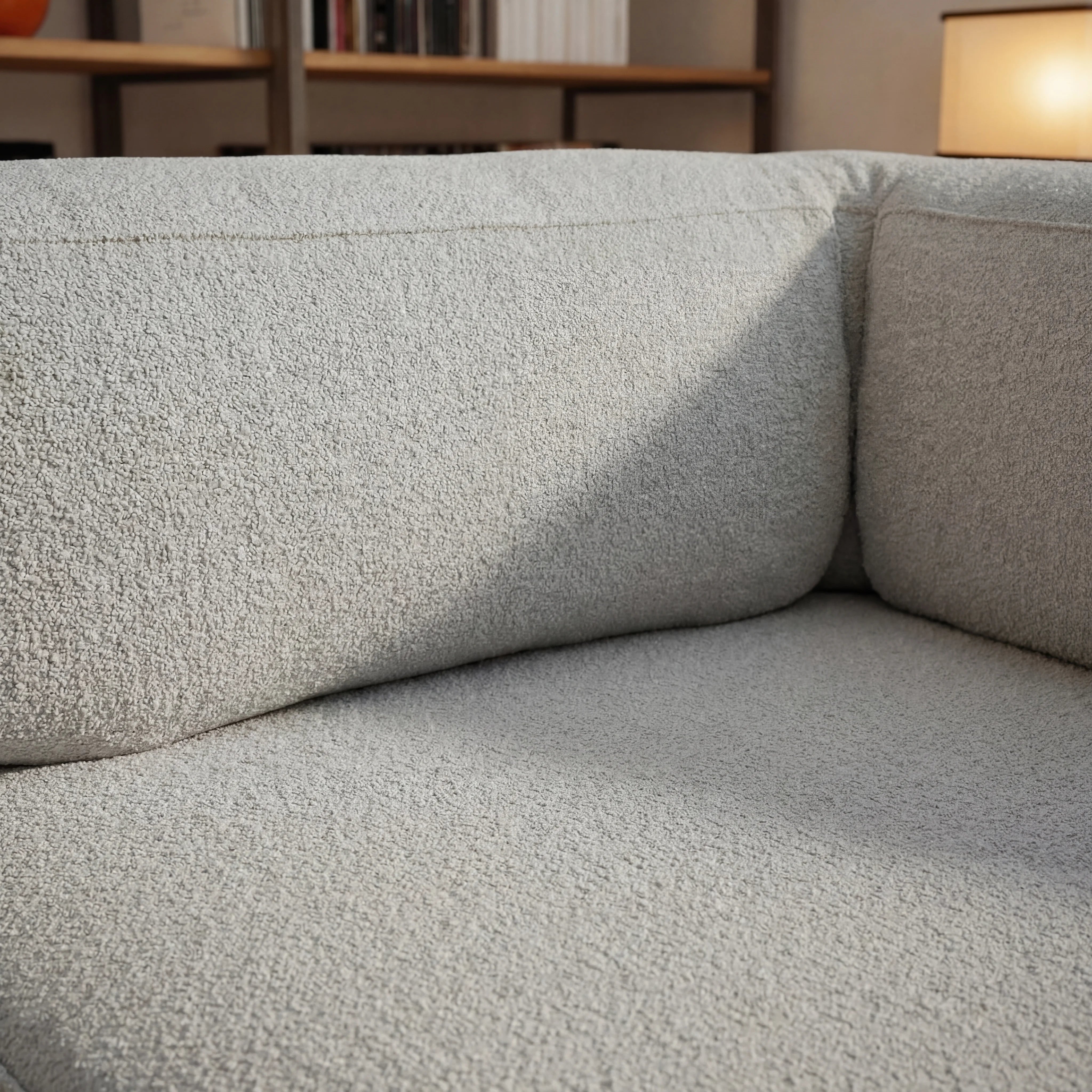 Sofá Cama Bloom Tecido Boucle Cinza - Sofá na Caixa · em tecido bouclê · vista 2