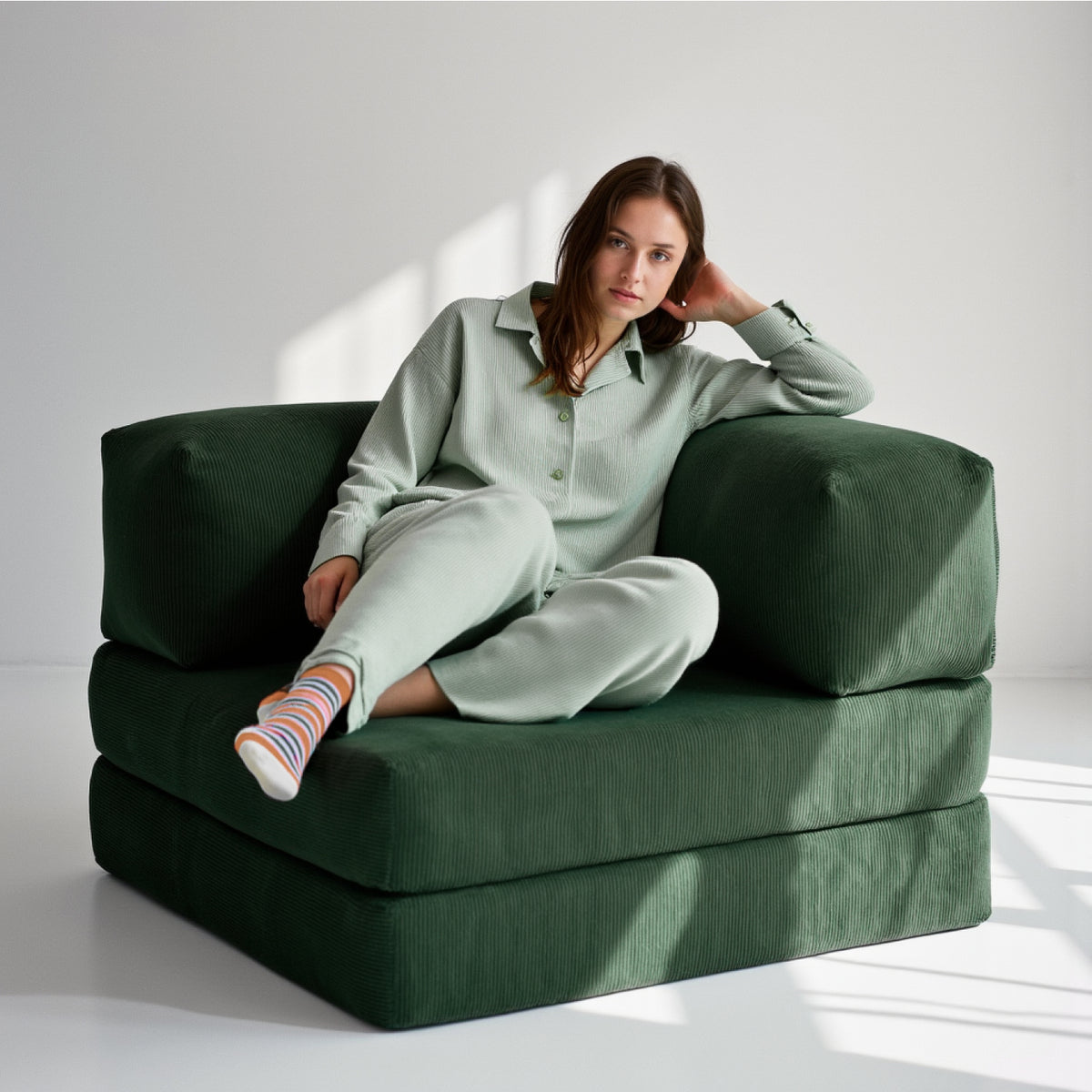 Sofá Cama Bloom - Sofá na Caixa + Poltrona Bloom Tecido Boucle Verde Musgo · detalhe na cor verde · vista 4