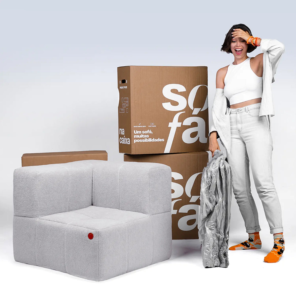 Sofá na Caixa modular 4 lugares em Boucle com 1 chaise - Cinza · detalhe na cor cinza · vista 3