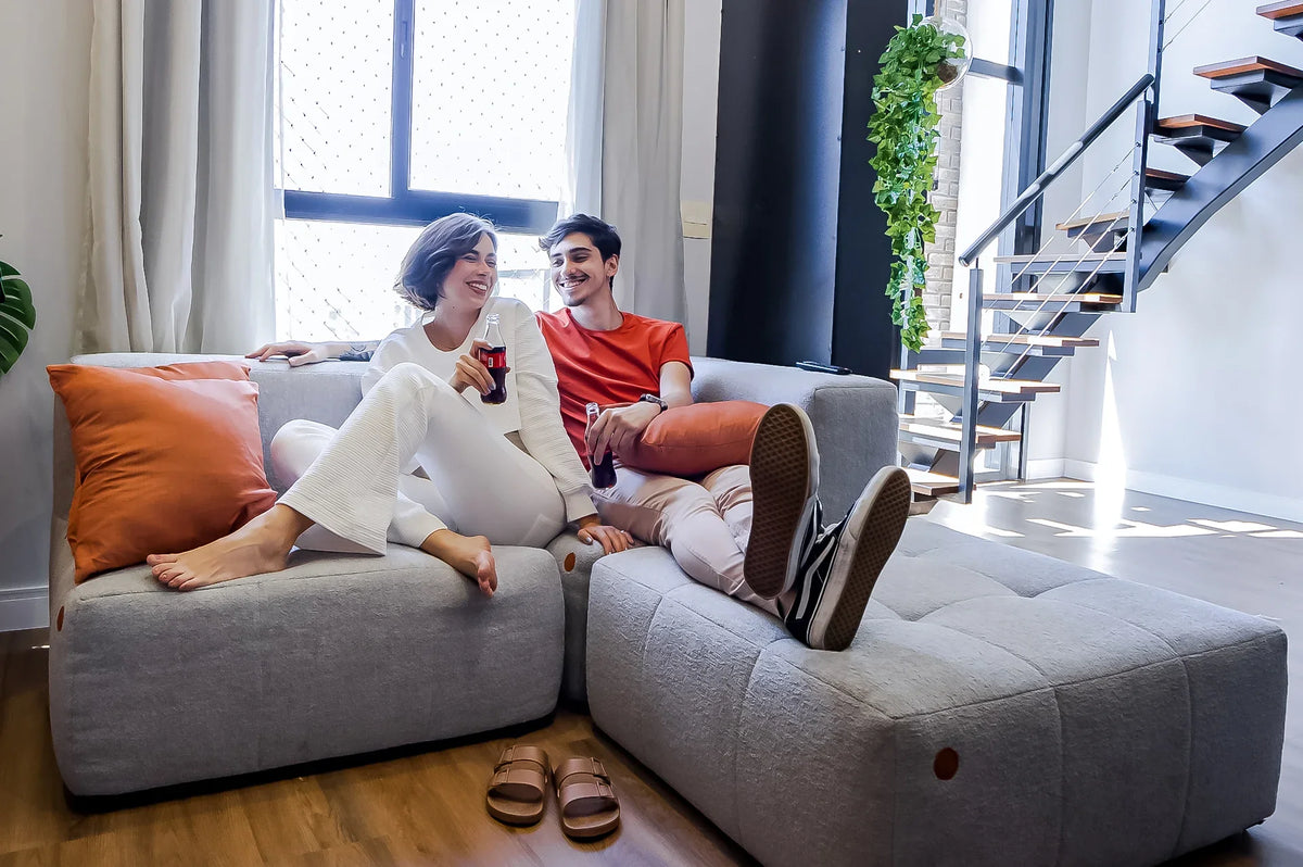 Sofá na Caixa modular 3 lugares em Boucle sem braço com chaise - Linho · em ambiente de sala · vista 2